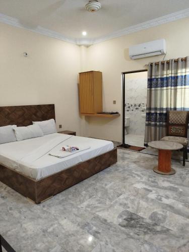 Standard Double Room image 10