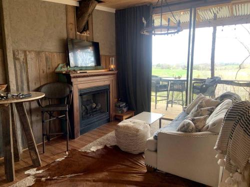 Cozy Cabin Rental on a Farm for a Weekend Getaway in Tennessee in Madisonville (TN)
