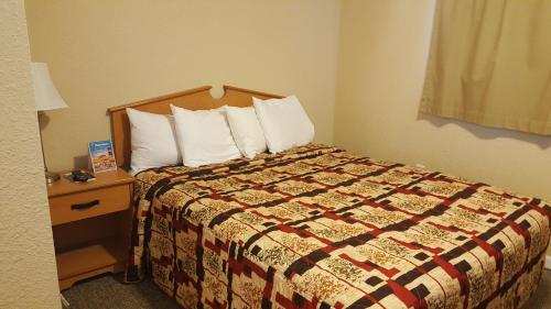 Knights Inn and Suites - Grand Forks