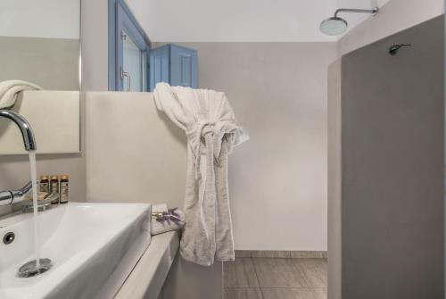 Apanemo Hotel & Suites - image 4