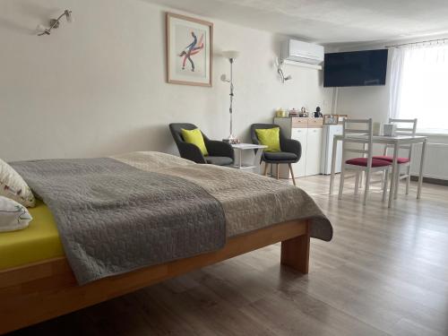 1 queen bed, 3 sofa beds