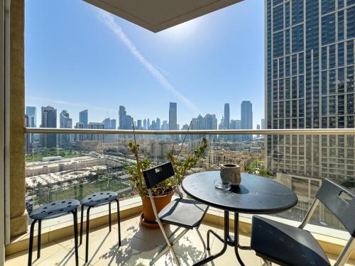 Vibrant 2BR in Burj Views - Near Dubai Mall & Burj, Dubái