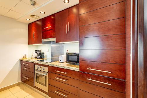 Vibrant 2BR in Burj Views - Near Dubai Mall & Burj - image 8