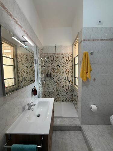 Shower, UNO-B Cagliari in Elia
