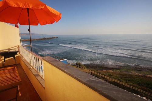 ระเบียง/ชานเรือน, Prime Oceanfront Apartment in หาดเซาเซบาสเตียว