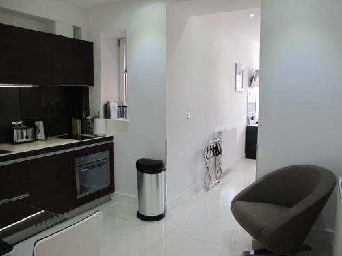 BLOOMSBURY APARTMENTS - image 5
