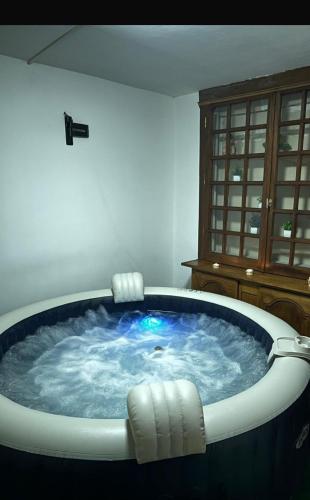 Hot tub, La chambre en bois de chez Antoine in Saint-Eloi