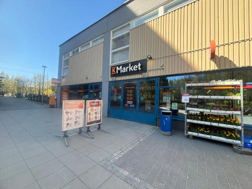 Shops, Quiet Private Rooms Easy Metro & Airport Access in Länsimäki