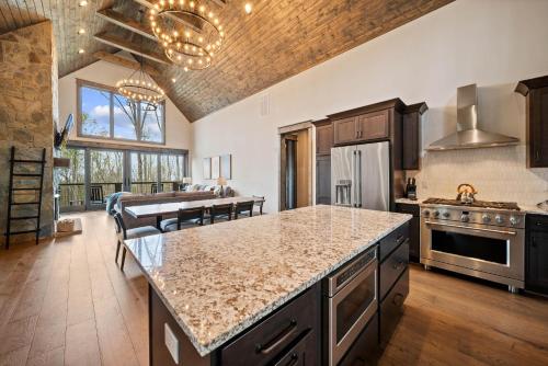 Camp Care Free at Eagles Nest in แบนเนอร์เอลค์ (นอร์ทแคโรไลนา)