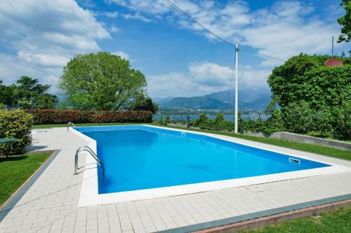 La Pietra del Garda pool lake view by Bookinggardalake
