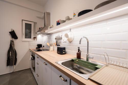 1BR Next to Metro Modern Comfort - image 9