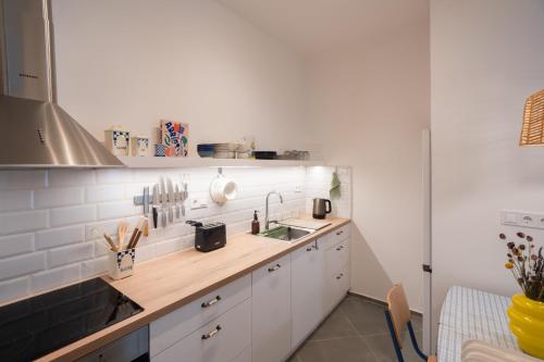 1BR Next to Metro Modern Comfort - image 5