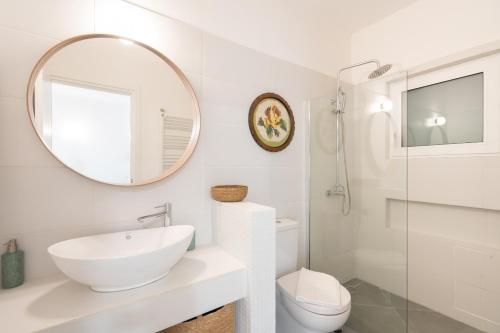 1BR Next to Metro Modern Comfort - image 8