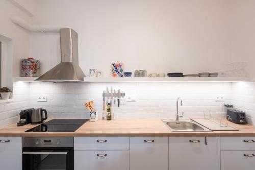 1BR Next to Metro Modern Comfort - image 12