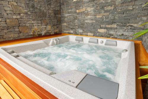 อ่างแช่น้ำร้อน, Golf & Spa Kunětická Hora (Golf & Spa Kuneticka Hora) in ดรีเตช