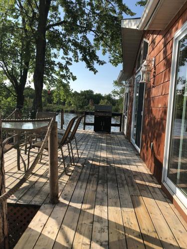 Island Retreat at waters edge Boat&Motor Included in Nipissing (ON)