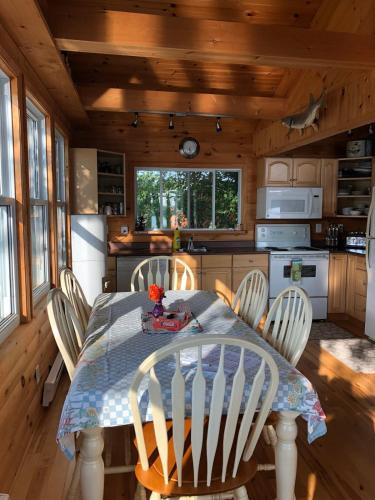 Island Retreat at waters edge Boat&Motor Included in Nipissing (ON)