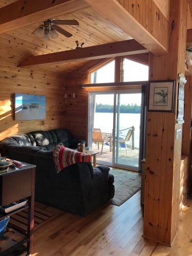 Island Retreat at waters edge Boat&Motor Included in Nipissing (ON)