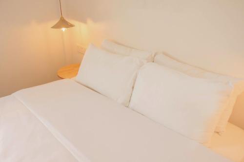 Standard Queen Room image 6