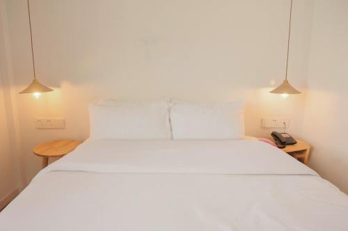 Standard Queen Room image 7