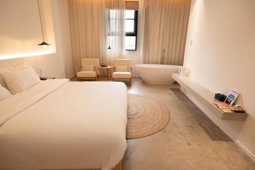 Deluxe Queen Room image 8