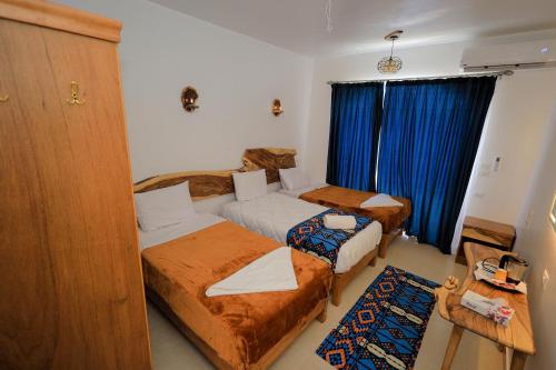 2 twin beds