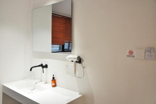 King Room with Garden View image 2
