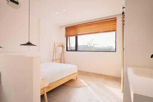 King Room with Garden View image 8