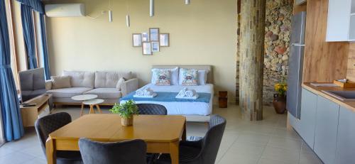 Deluxe Suite with Sea View image 10
