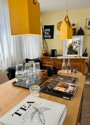 Shared lounge/TV area, B&B Apart Hotel Goldener Hahn - Pool & Sauna, Fruhstuck in Baiersbronn