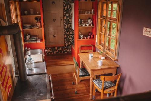 廚房, Benno der Wagen - kreativ gestaltetes Tiny House AM WALDRAND Nahezu Alleinlage Rennsteig Grunes Band in 格雷芬塔爾
