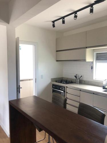 Kitchen, Floripa paz em meio a natureza e perto de tudo in Itacorubi