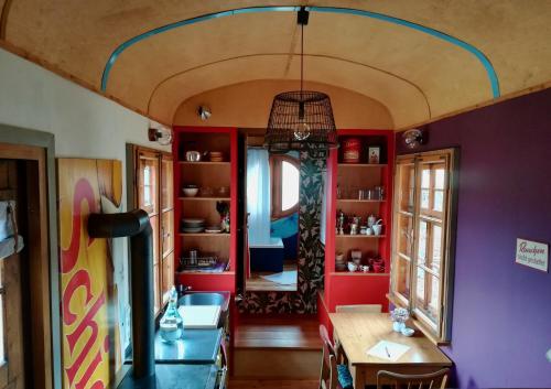 廚房, Benno der Wagen - kreativ gestaltetes Tiny House AM WALDRAND Nahezu Alleinlage Rennsteig Grunes Band in 格雷芬塔爾