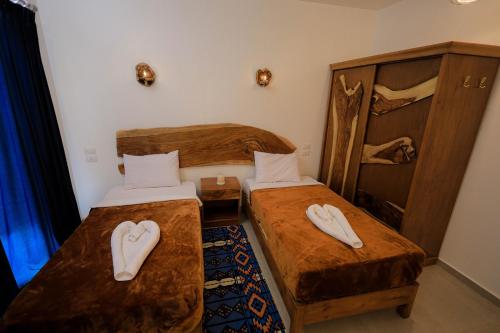 2 twin beds