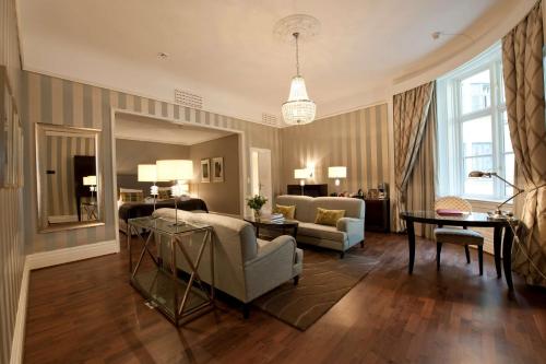 Junior Suite with View image 10