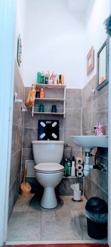 Guest bedroom in private home, quiet, elegant, 10 mins to beach, 1 triple and 1 double bedrooms, Niza (foto 6)