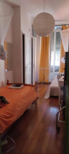 Guest bedroom in private home, quiet, elegant, 10 mins to beach, 1 triple and 1 double bedrooms, Niza (foto 8)