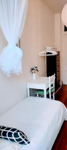 Guest bedroom in private home, quiet, elegant, 10 mins to beach, 1 triple and 1 double bedrooms, Niza (foto 9)