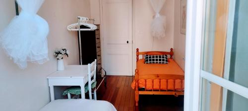 Guest bedroom in private home, quiet, elegant, 10 mins to beach, 1 triple and 1 double bedrooms, Niza (foto 11)