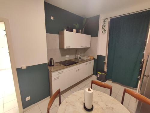 3 Floor XXL House, 7 Rooms, 2 Kitchen, 15 Minutes to Frankfurt, Washing Machine in 凱爾克海姆/陶努斯
