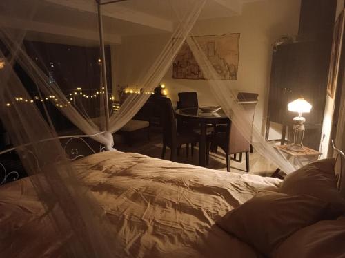 1 queen bed, 2 twin beds, 1 sofa bed