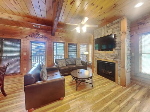 Heavens View, 2 Bedrooms, Sleeps 10, Hot Tub, Pool Table, Arcade, Jacuzzi in Gatlinburg, USA