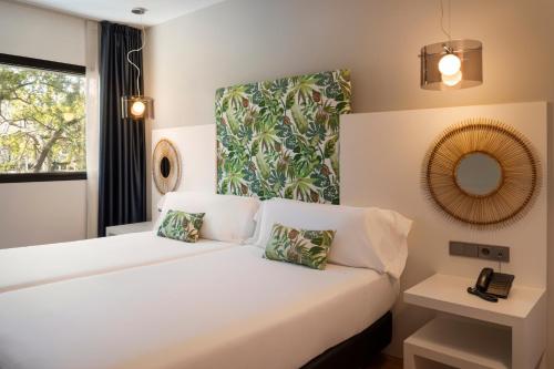 Double or Twin Room image 5