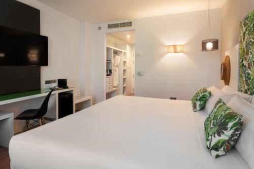 Superior Double or Twin Room with Views image 5