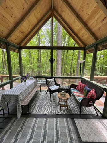 Faciliteter, 5BR chalet w BBQ grill & deck in Hancock (MD)
