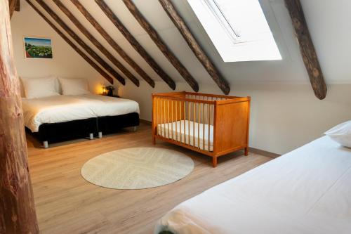 1 queen bed, 1 bunk bed