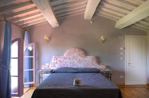 2 twin beds, 1 sofa bed