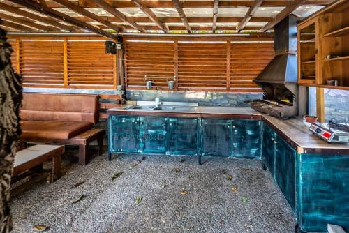 Стальовата Къща - Stalyovata Guest House - Private Pool, Jacuzzi & Sauna in Sredets