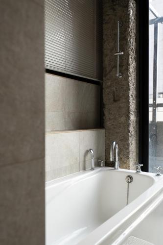 Deluxe Double Room with Bathtub image 10