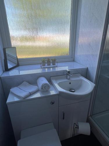 Glenrothes Central Apartment - image 7